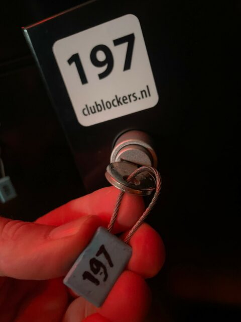 Sleutel met genummerd label bij een genummerde locker